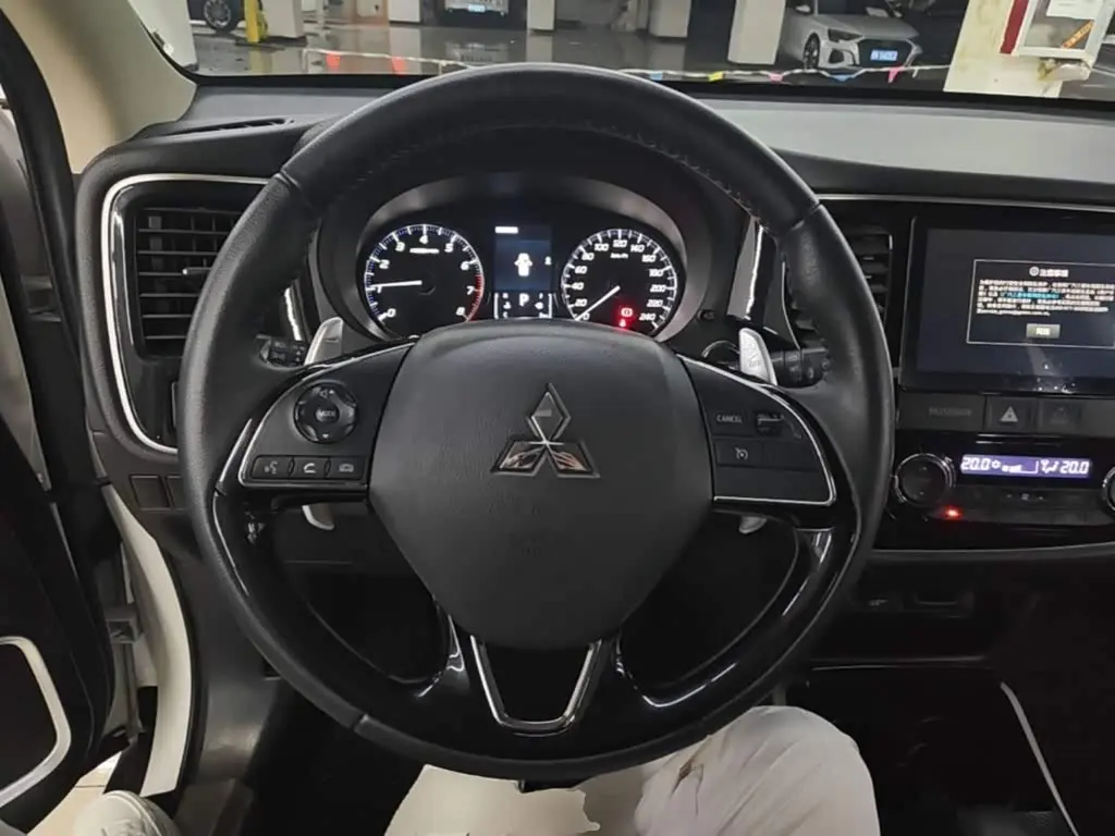 Mitsubishi Outlander 2021 — Photo 11/20