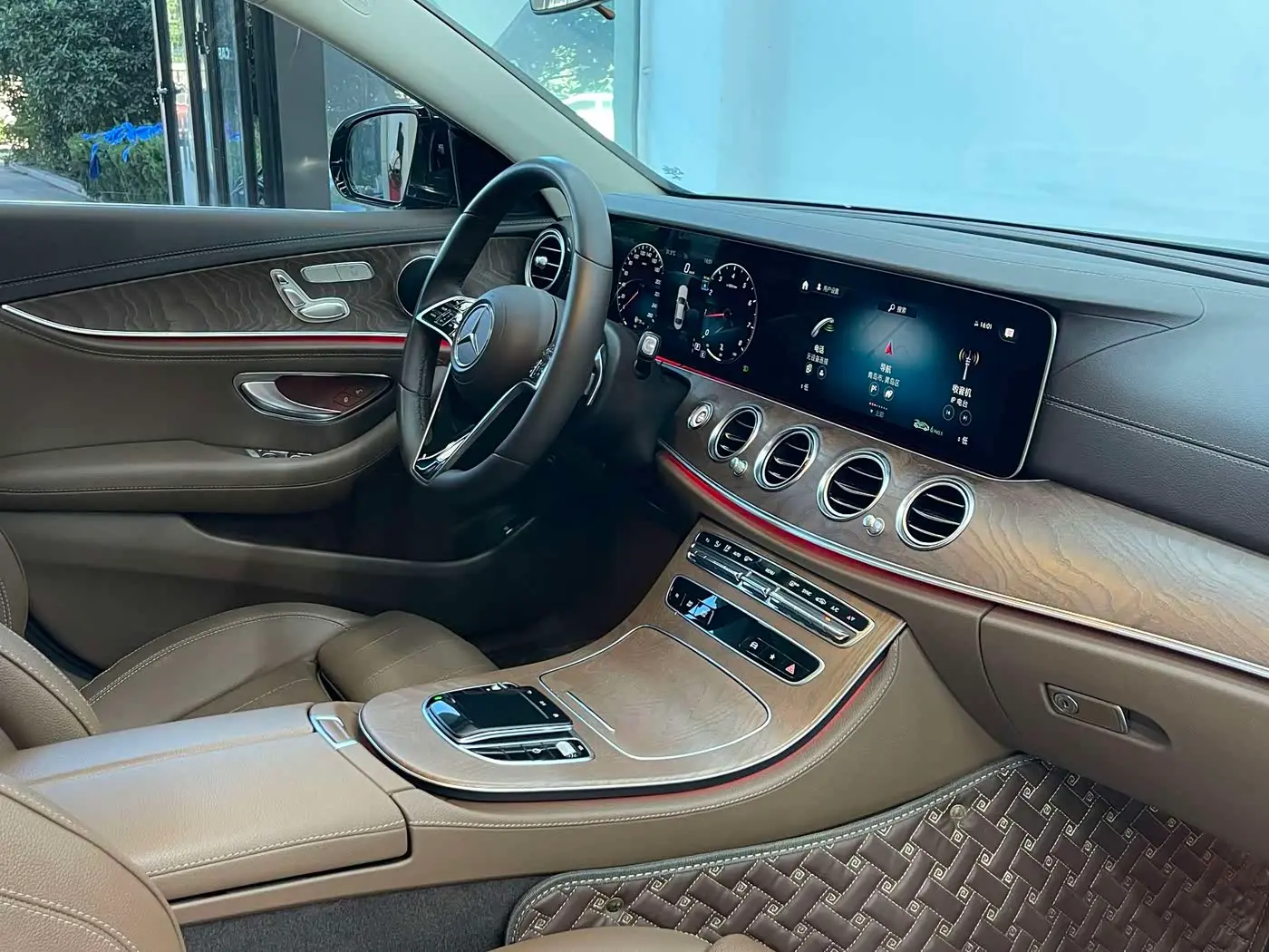 Mercedes-Benz E-Class 2023 — Photo 18/20