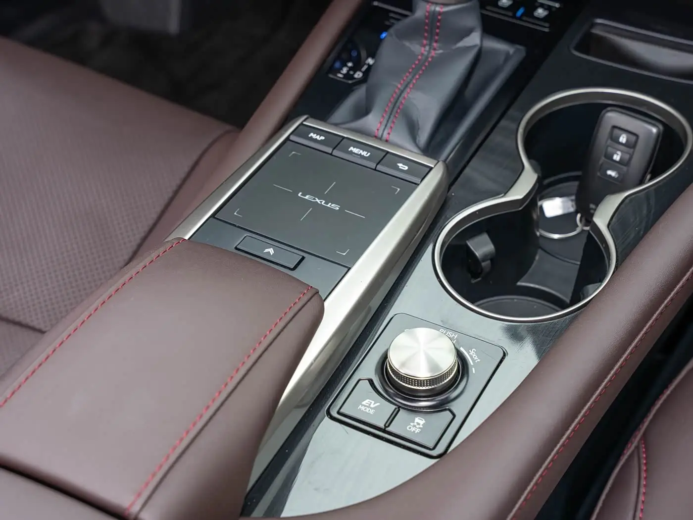Lexus RX 2021 — Фото 18/20