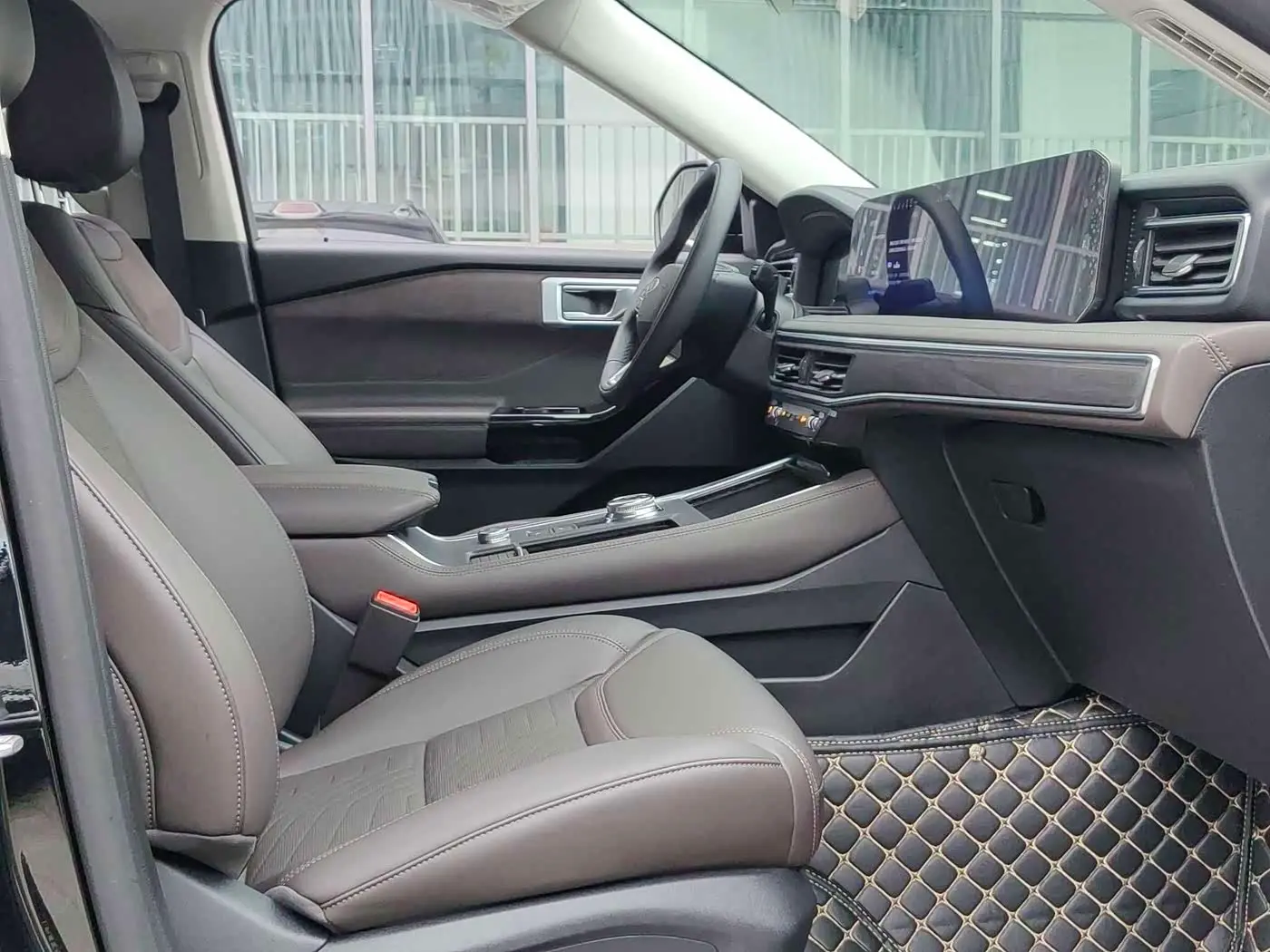 Ford Explorer 2025 — Photo 19/20