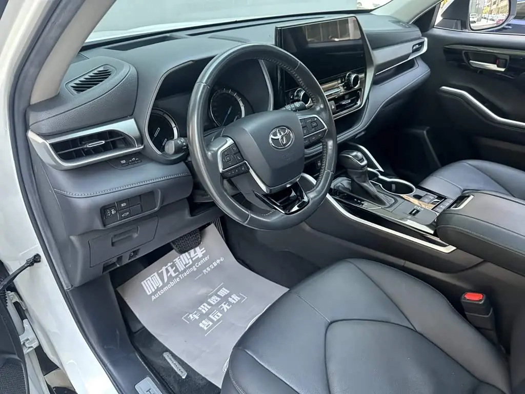 Toyota Highlander 2022 — Photo 10/14