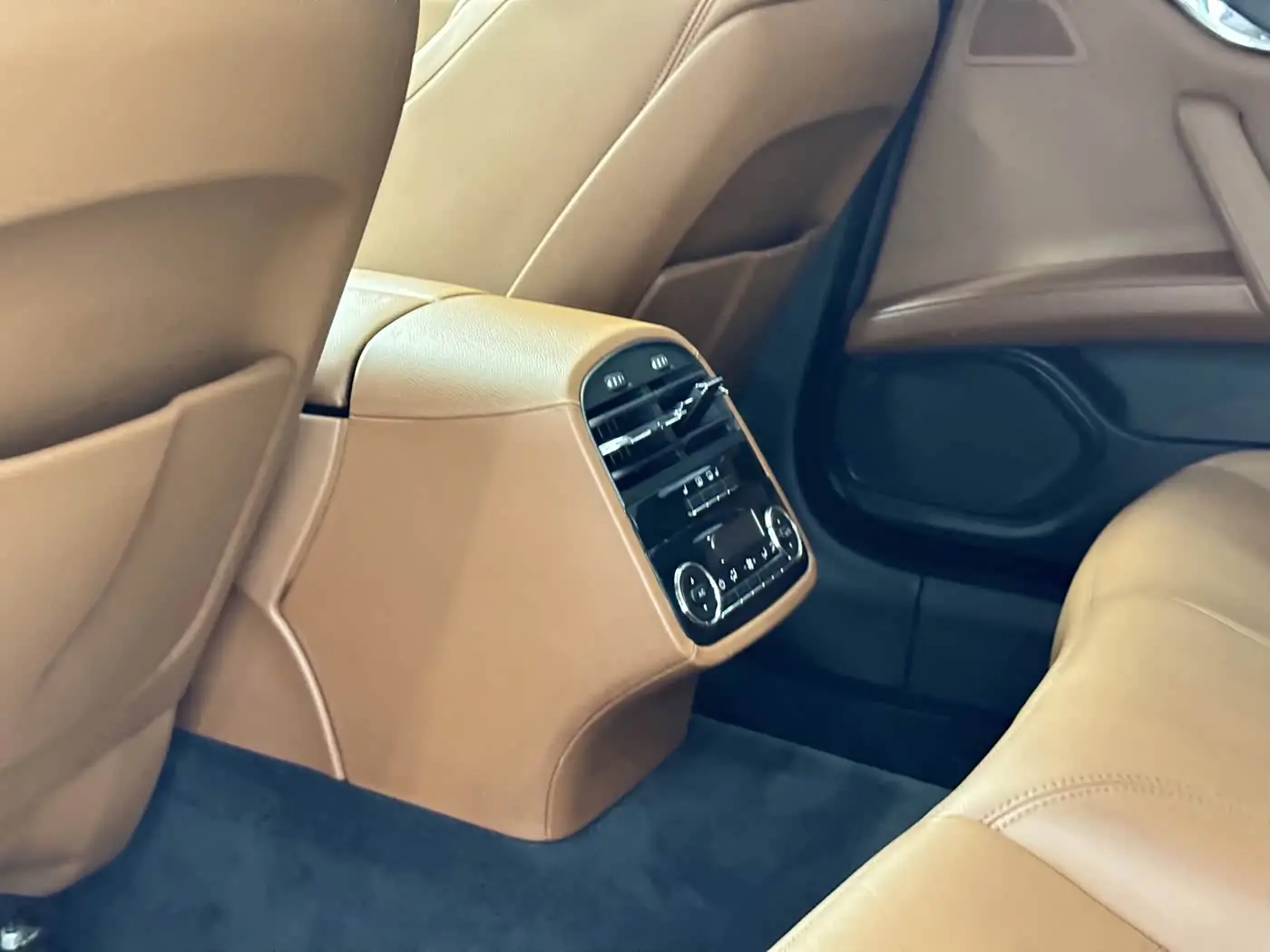 Maserati Quattroporte 2017 — Фото 17/20