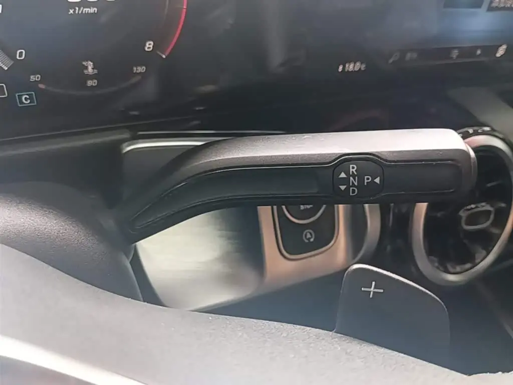 Mercedes-Benz GLB 2021 — Фото 14/20