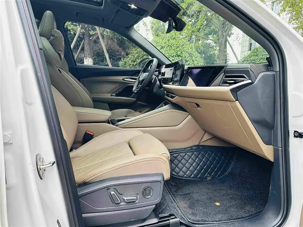 Audi Q5L 2025 — Photo 7/20