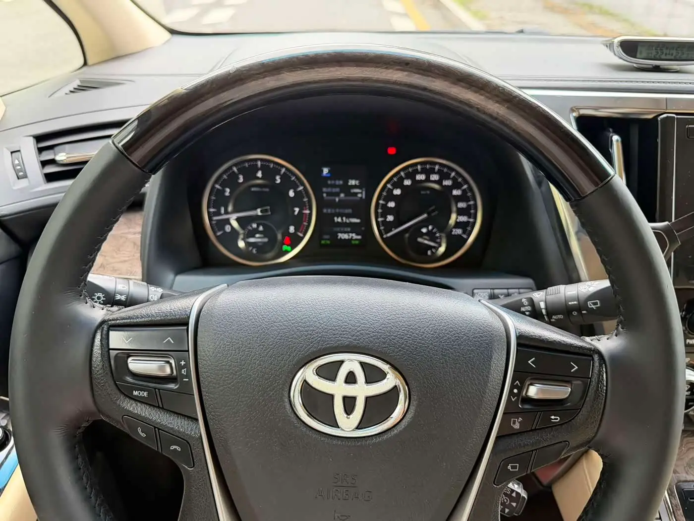 Toyota Alphard 2019 — Photo 9/14