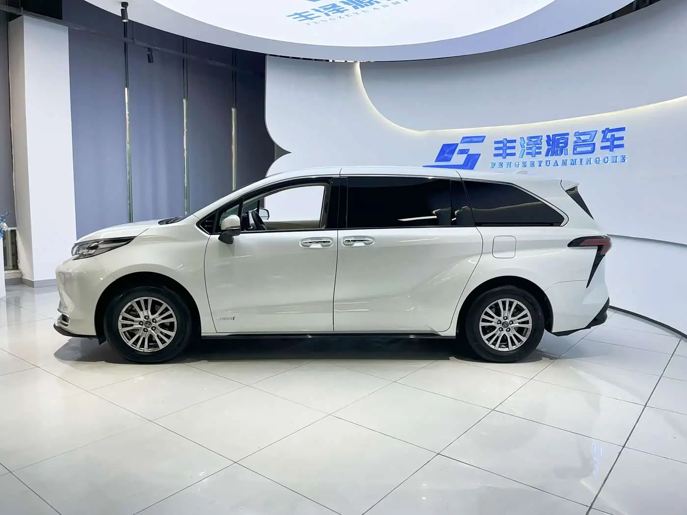 Toyota Sienna 2022 — Photo 2/8