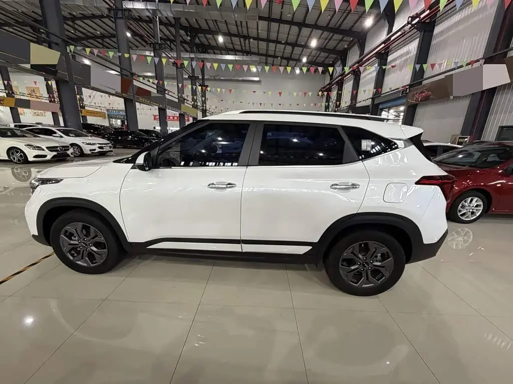 Kia Seltos 2023 — ფოტო 2/10