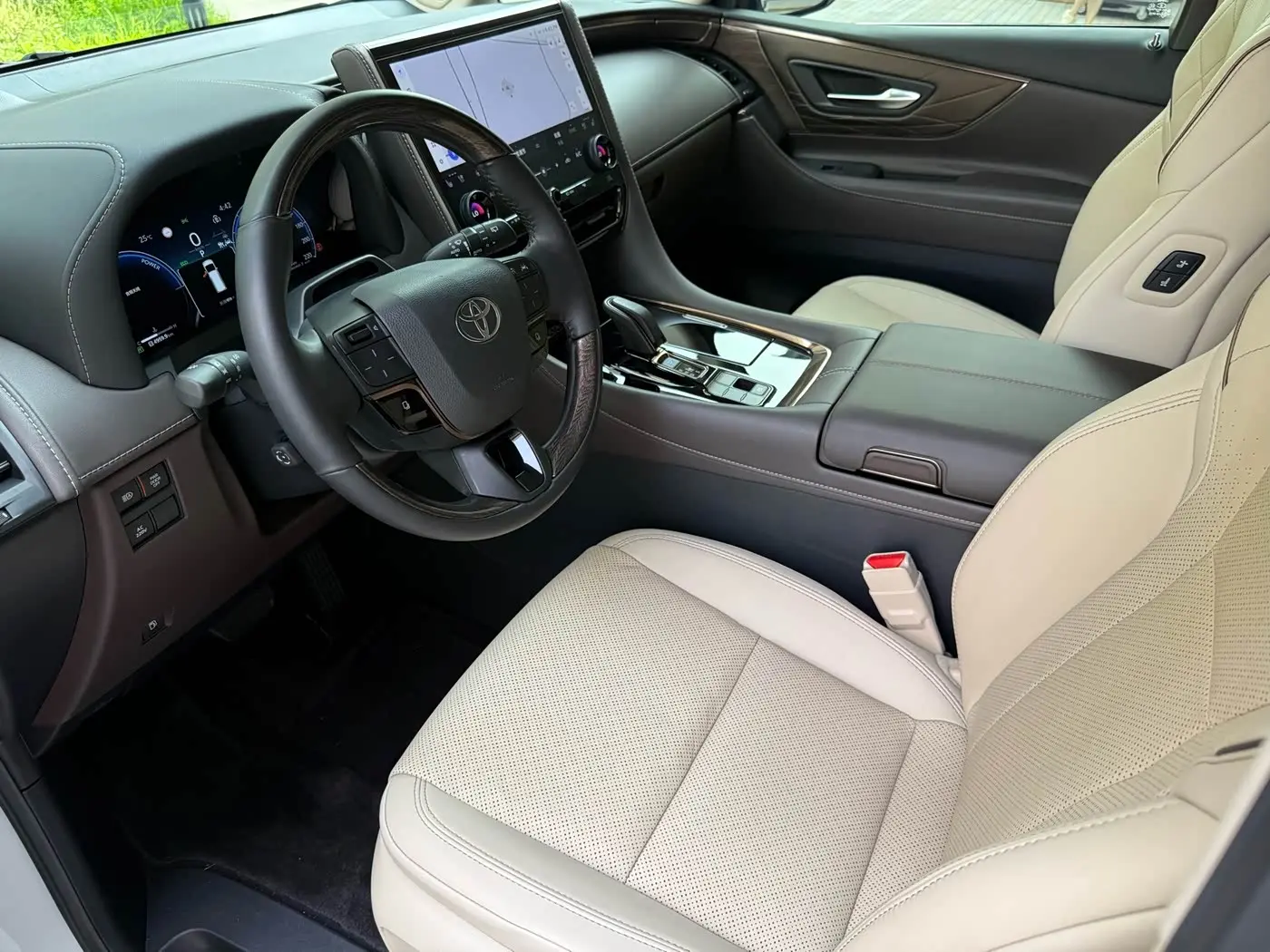 Toyota Alphard 2023 — Photo 8/17