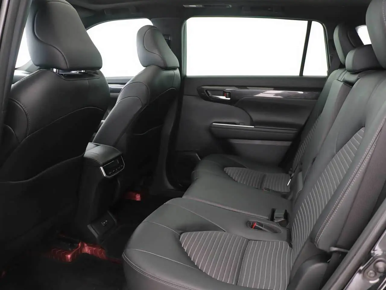 Toyota Crown Kluger 2021 — Photo 11/16