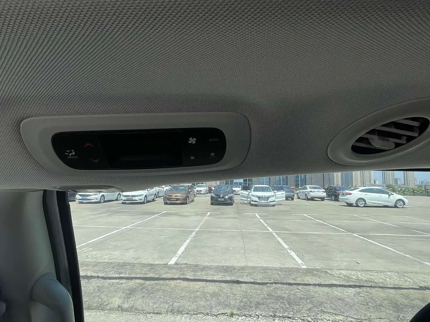 Chrysler Grand Caravan PHEV 2025 — Photo 16/16