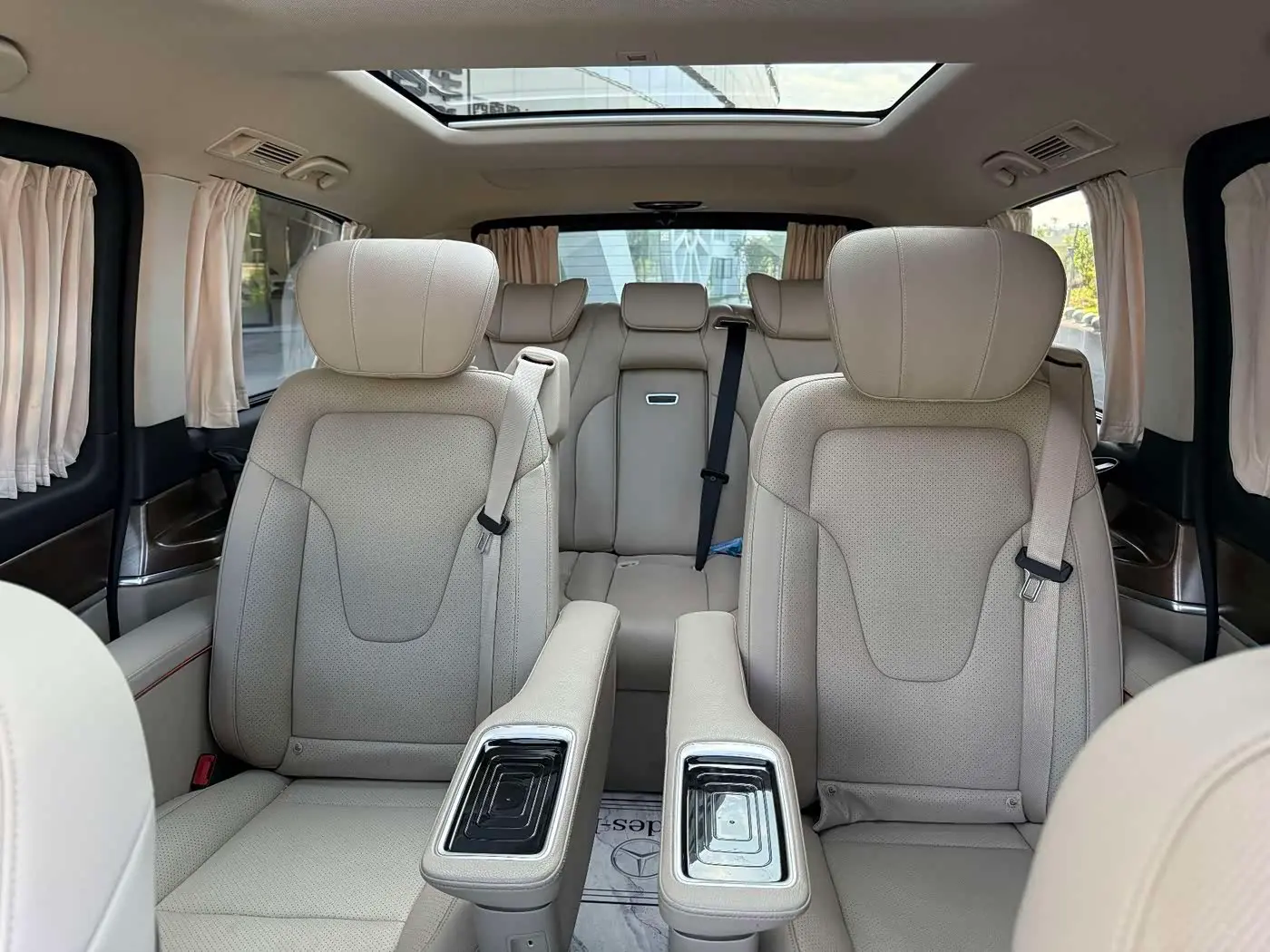Mercedes-Benz V-Class 2023 — Photo 13/19