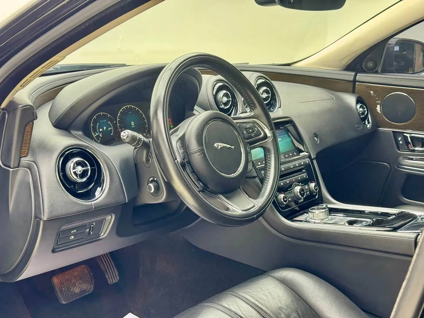 Jaguar XJ 2019 — Фото 14/16