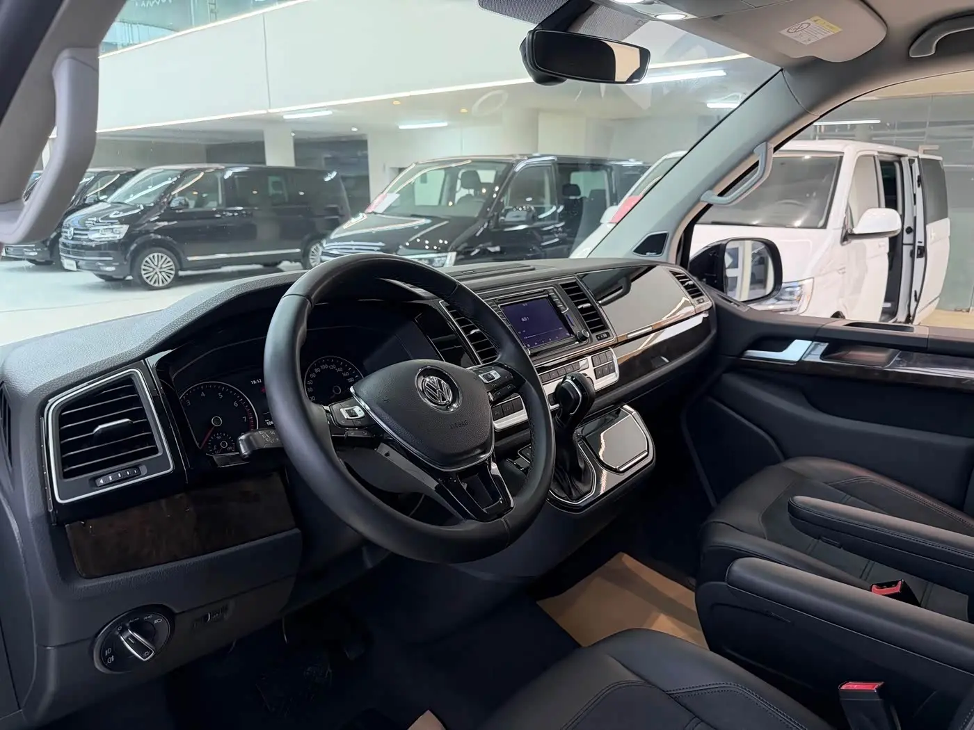 Volkswagen Multivan 2017 — ფოტო 14/20