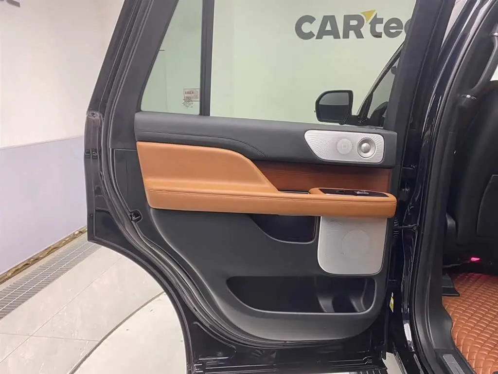 Lincoln Navigator 2021 — ფოტო 16/20