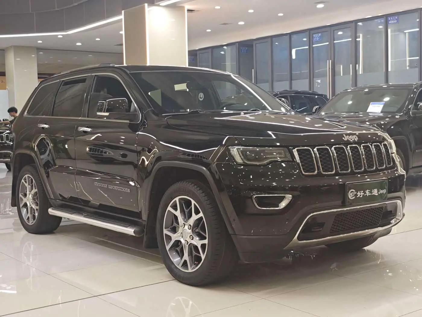 Jeep Grand Cherokee 2020 — Фото 3/18