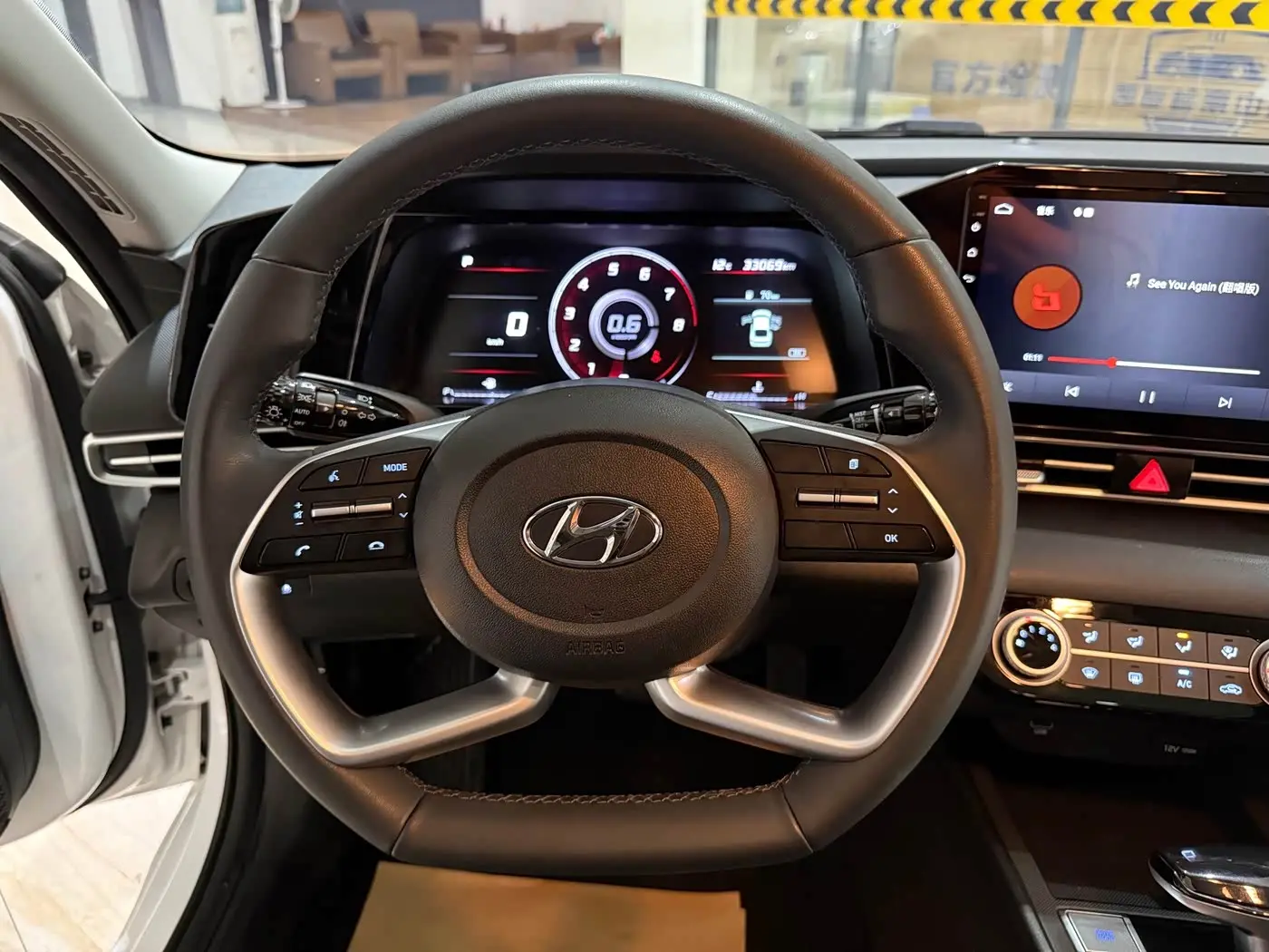 Hyundai Elantra 2023 — Фото 13/19