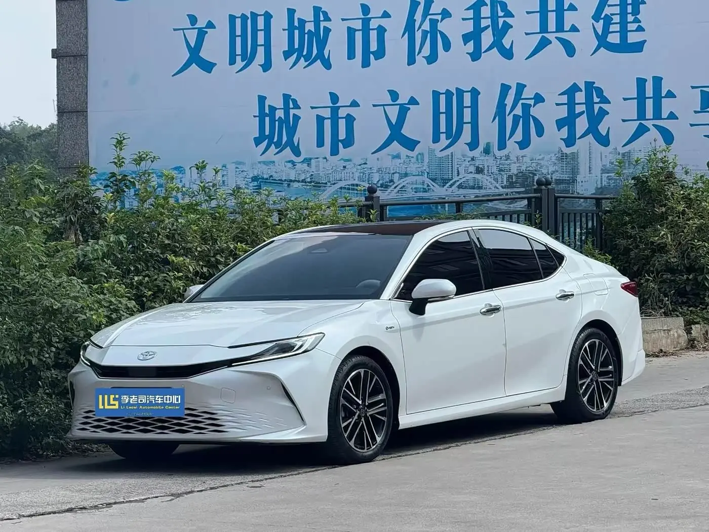 Toyota Camry 2025 — Photo 1/9