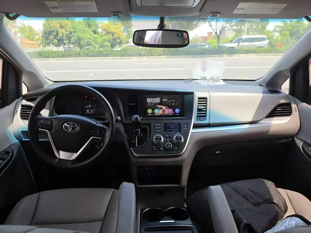 Toyota Sienna 2017 — Photo 11/12