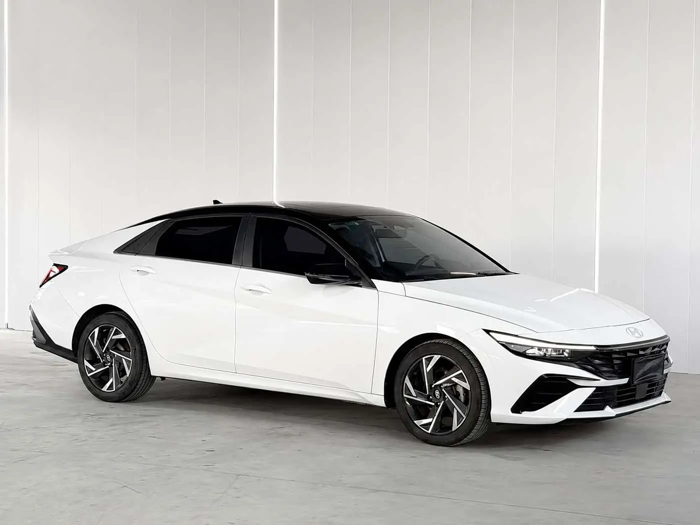 Hyundai Elantra 2023 — Photo 7/20