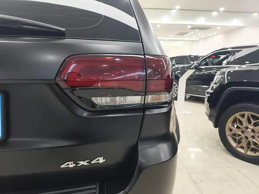 Jeep Grand Cherokee 2018 — Фото 8/20