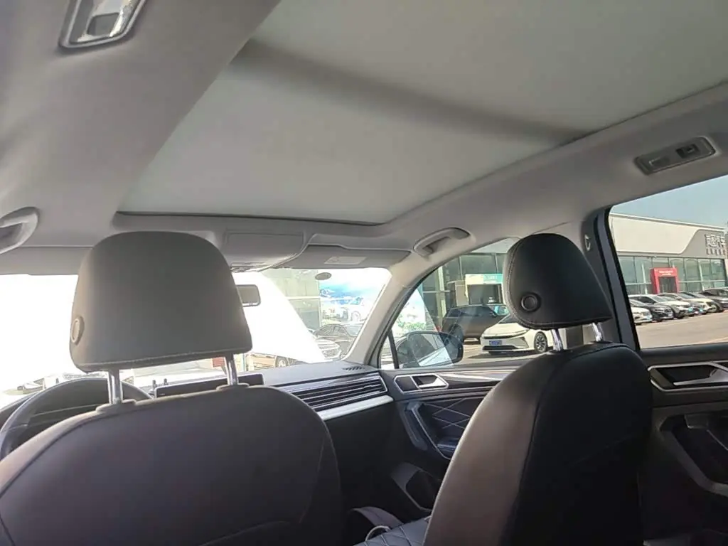 Volkswagen Tiguan L 2024 — Photo 18/20