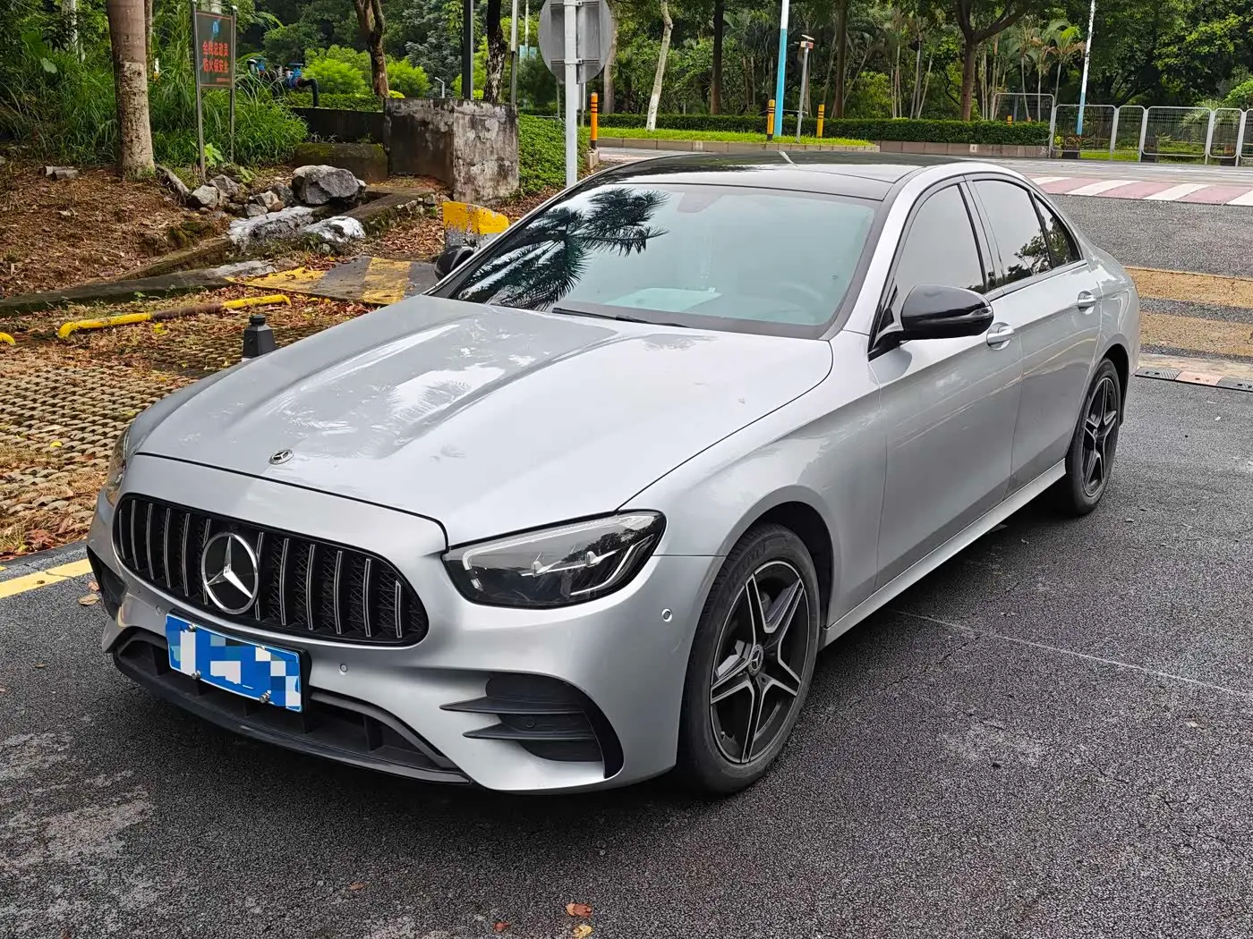 Mercedes-Benz E-Class 2023 — Photo 1/10