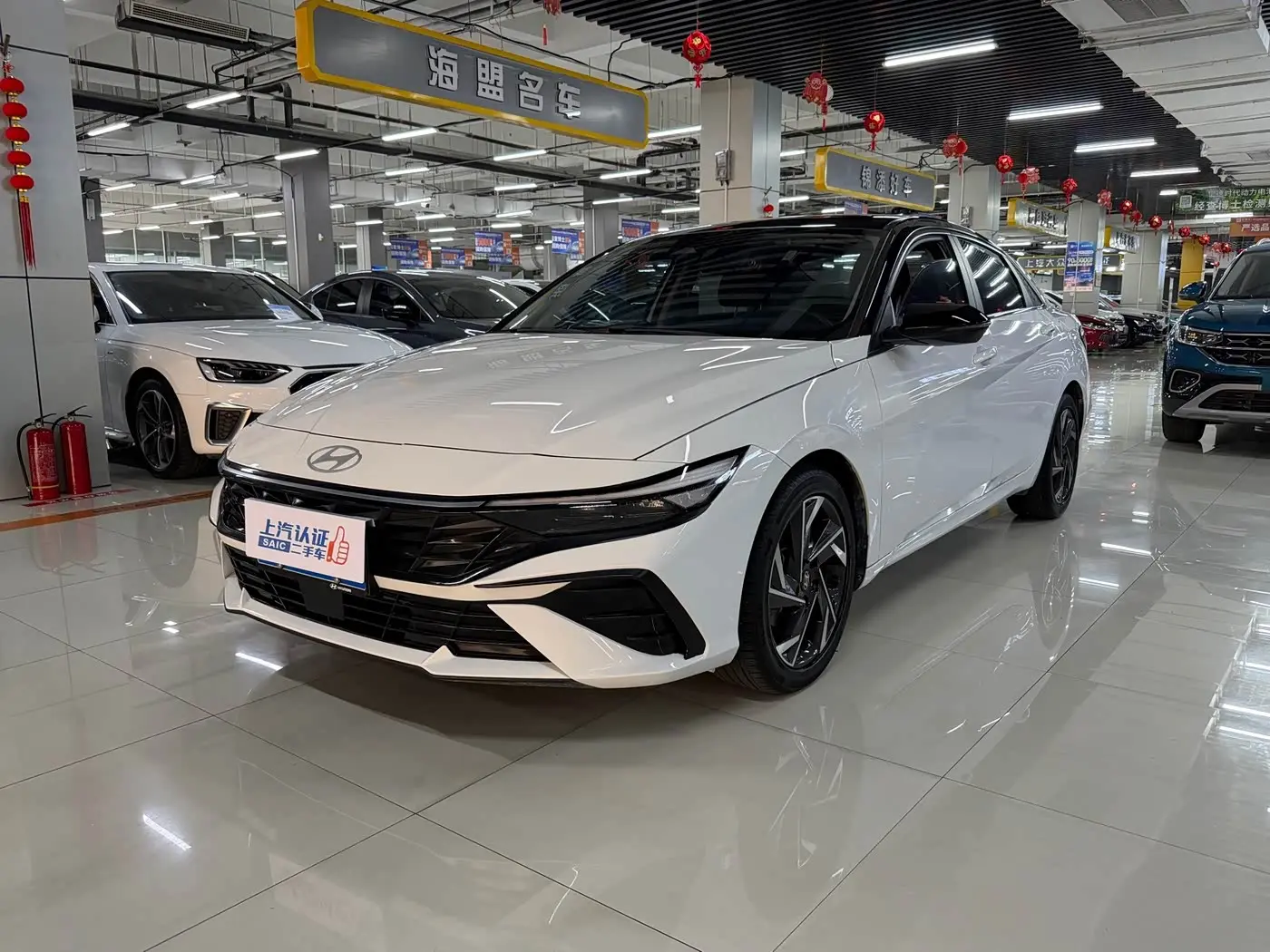 Hyundai Elantra 2023 — Фото 1/9