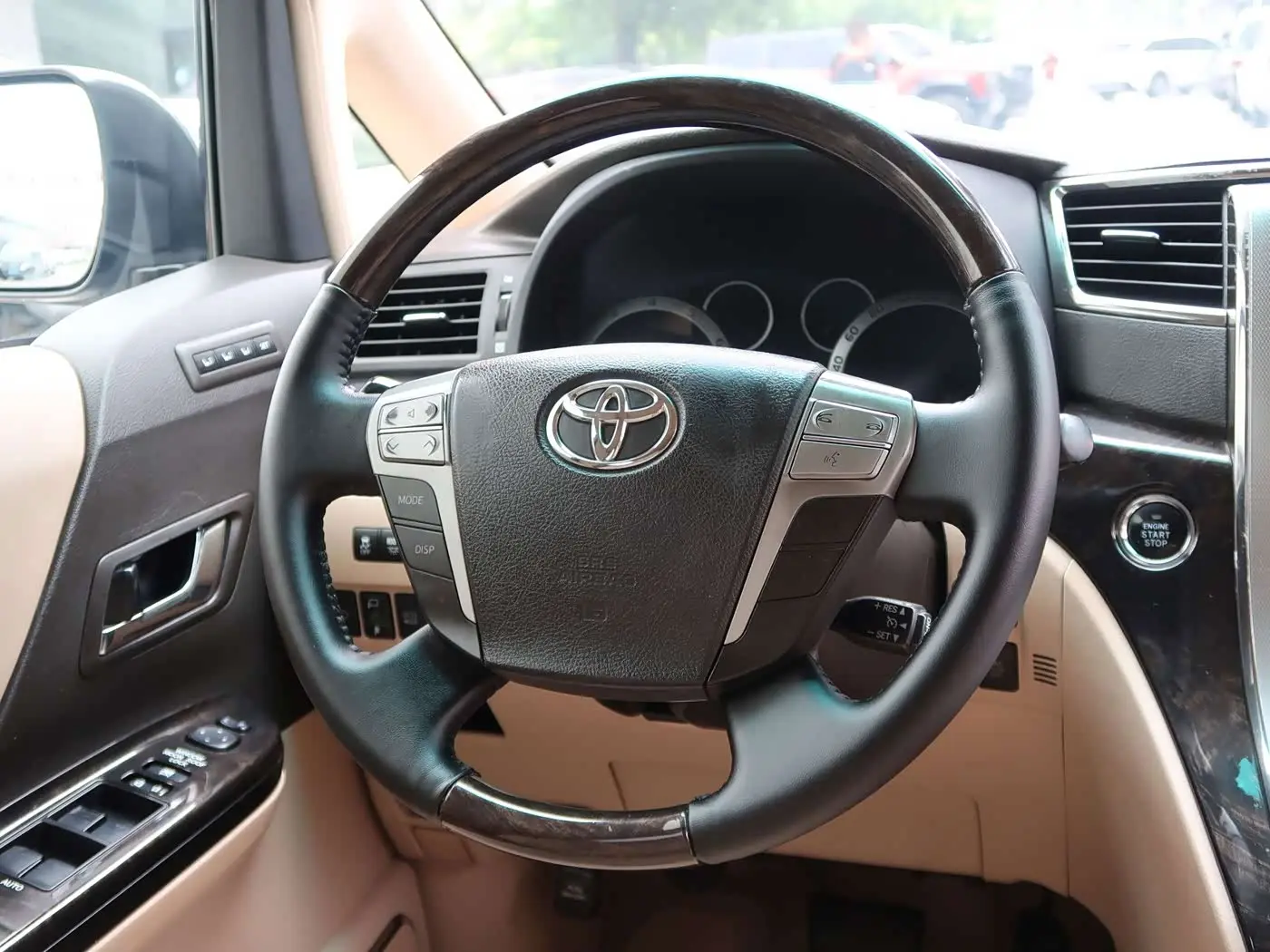 Toyota Alphard 2013 — Photo 9/12