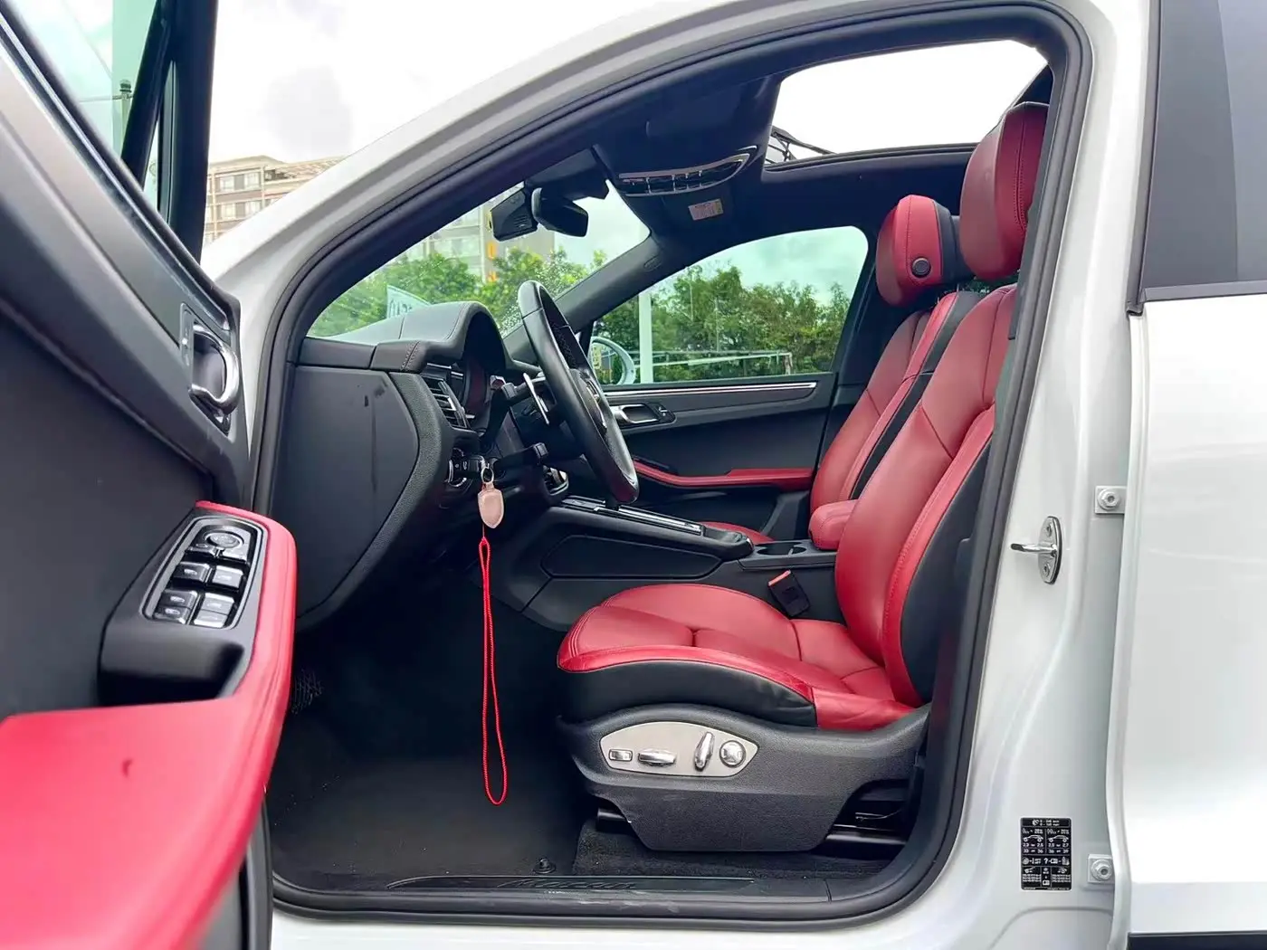 Porsche Macan 2023 — Photo 9/20