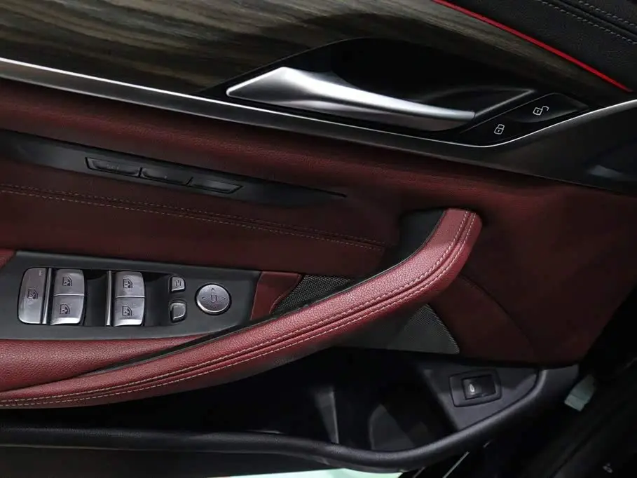 BMW 5 Series 2020 — Photo 18/20