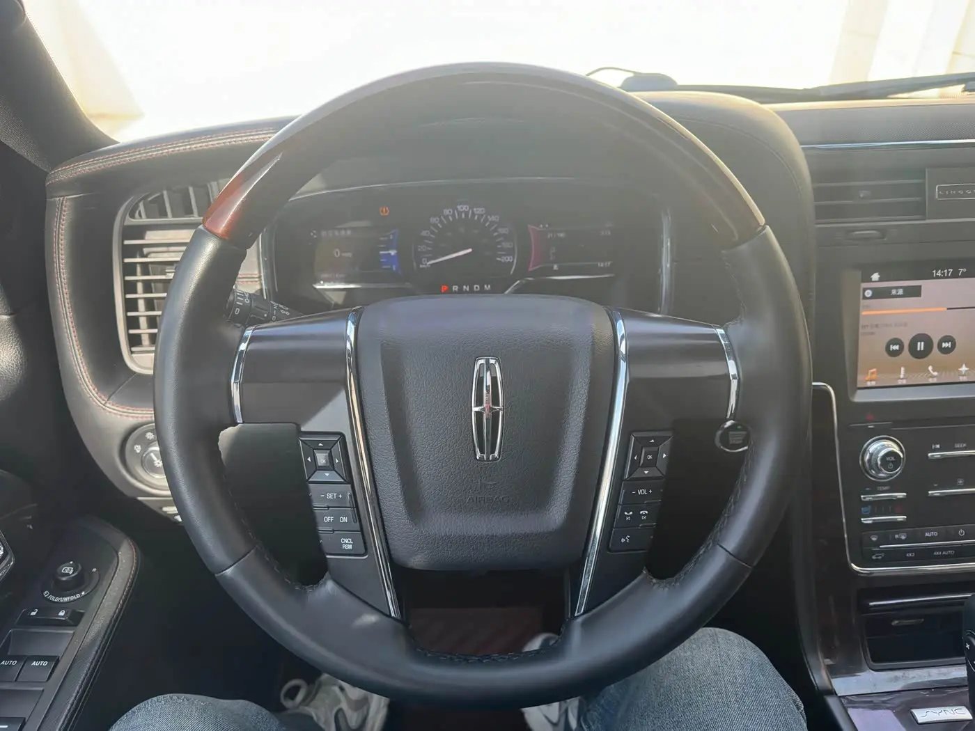 Lincoln Navigator 2018 — Photo 8/16