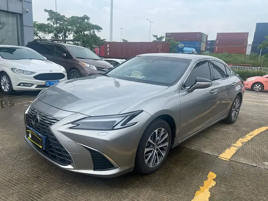 Lexus ES 2025 — Photo 1/8
