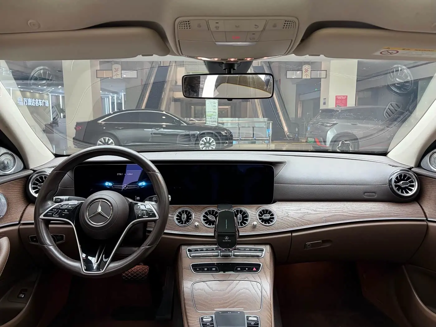 Mercedes-Benz E-Class 2021 — Photo 11/18