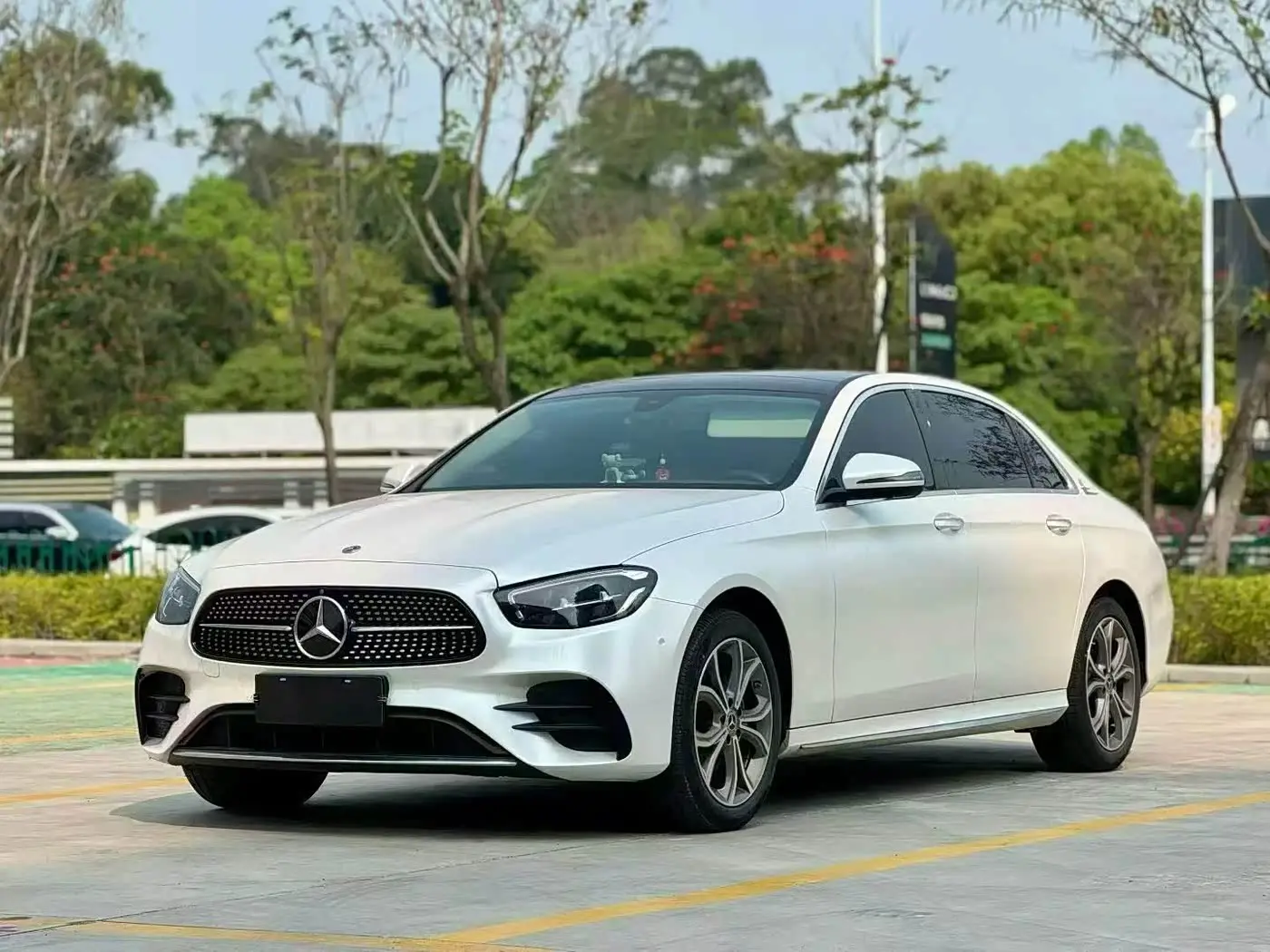 Mercedes-Benz E-Class 2023 — Photo 2/9