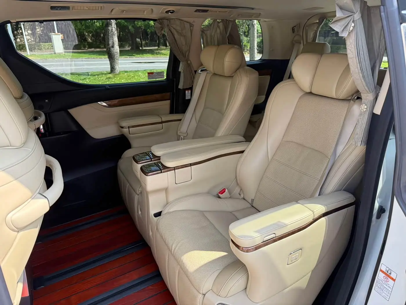 Toyota Alphard 2018 — Photo 16/18