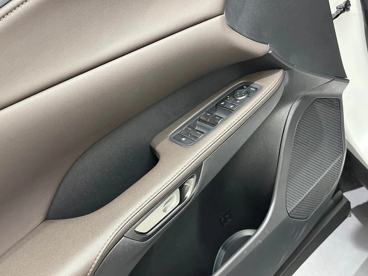 Lexus RX 2023 — Фото 9/20