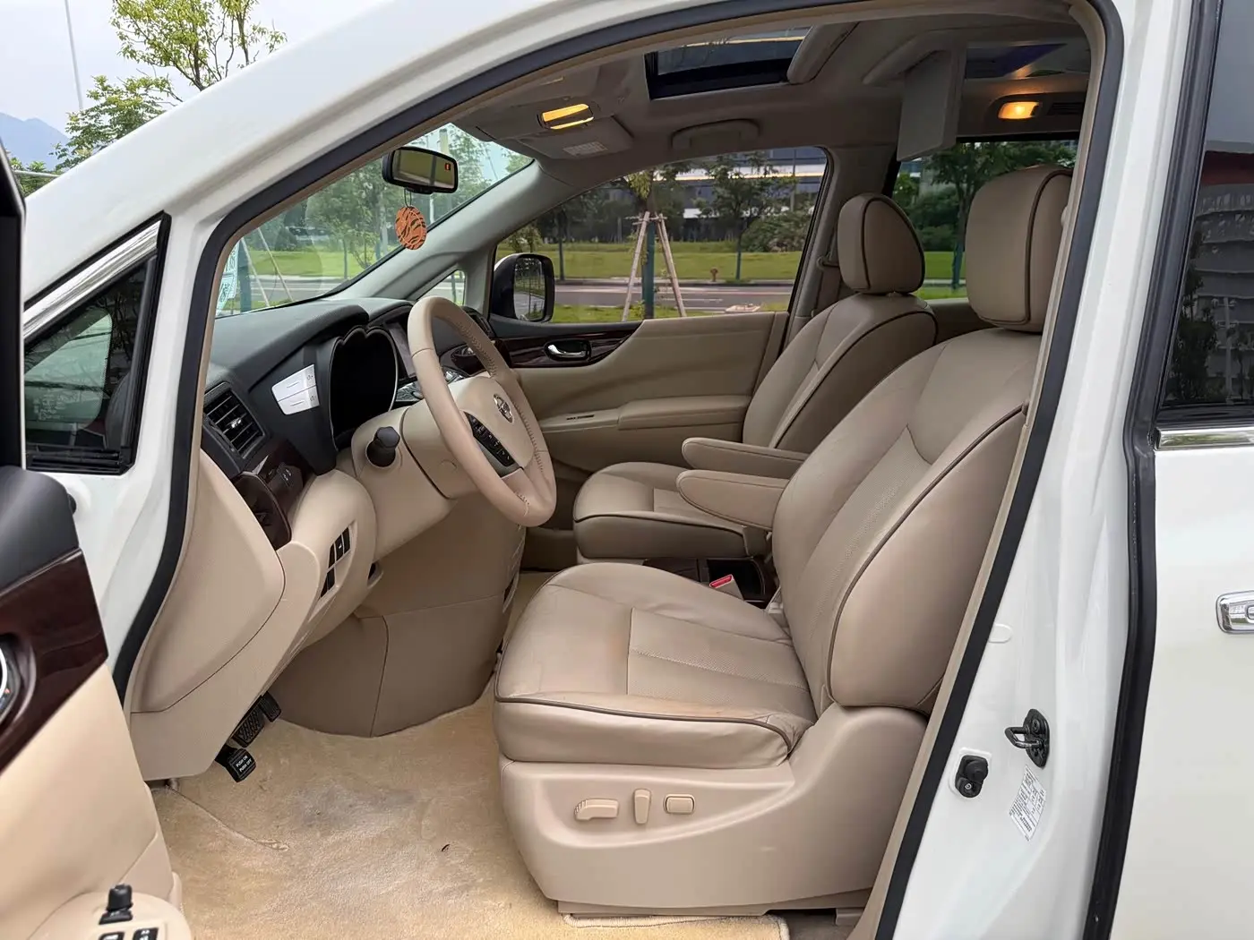 Nissan Quest 2017 — Photo 6/18