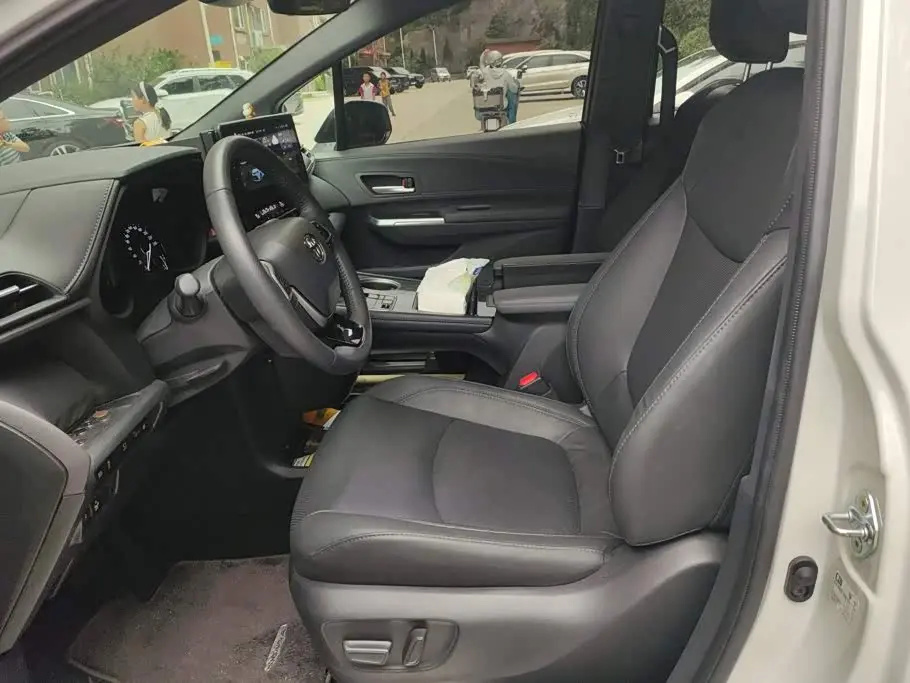 Toyota Sienna 2026 — Photo 9/16