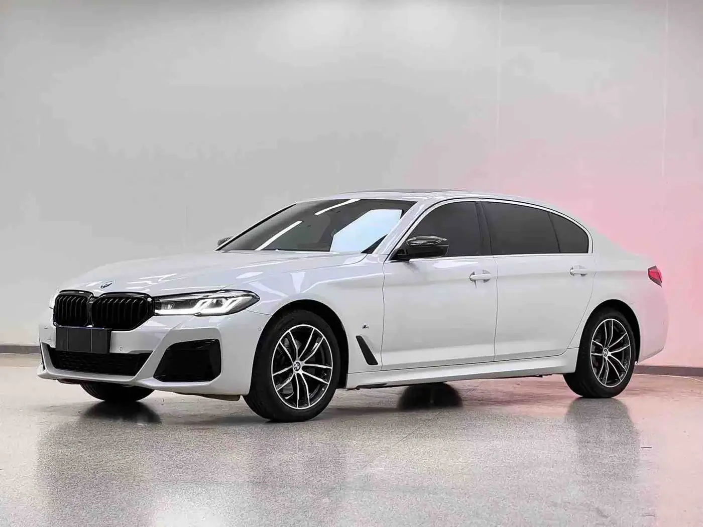 BMW 5 Series 2024 — Photo 1/20