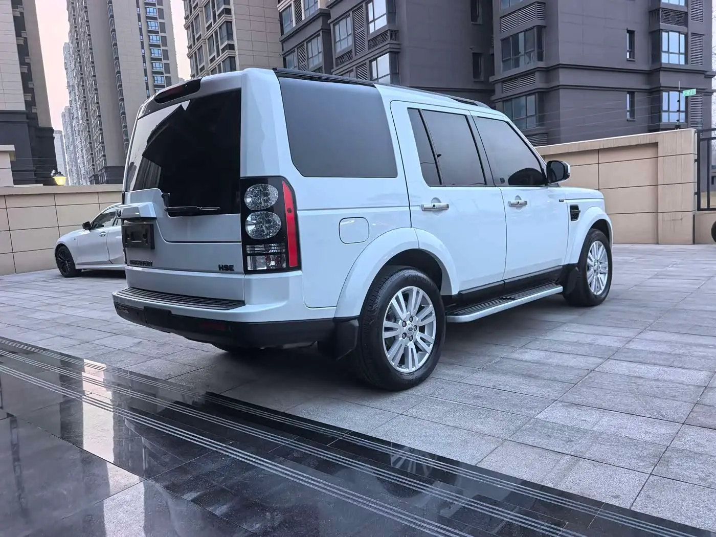 Land Rover Discovery 2015 — Фото 14/19
