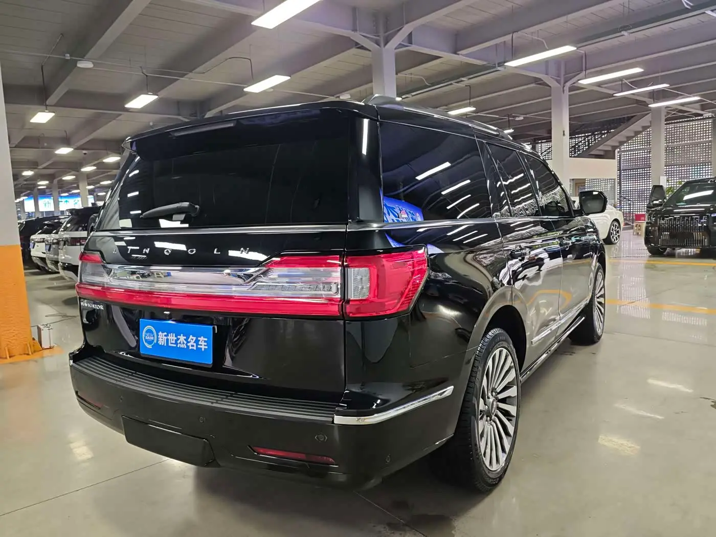 Lincoln Navigator 2021 — Photo 9/17