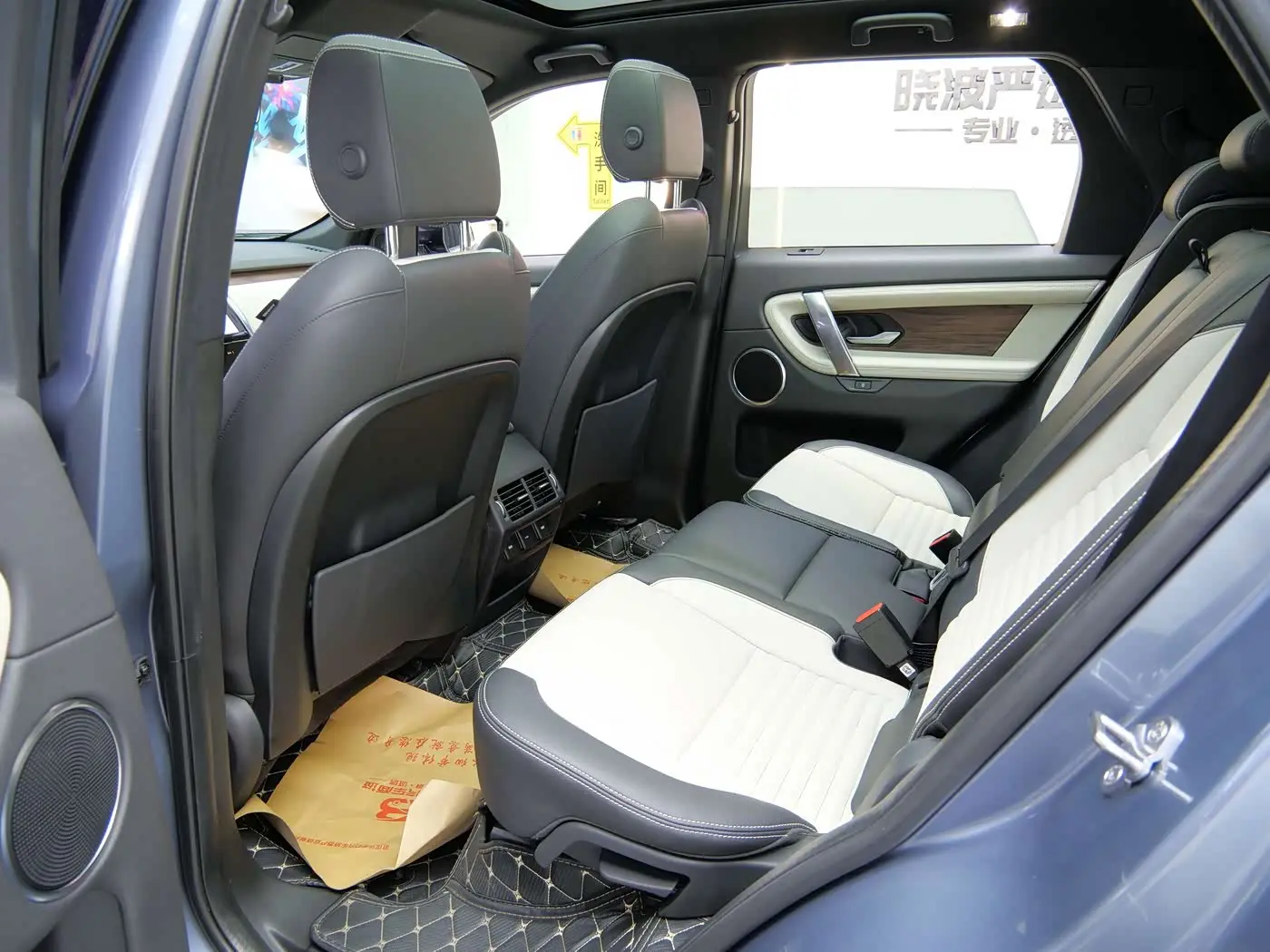 Land Rover Discovery Sport 2021 — Фото 8/20