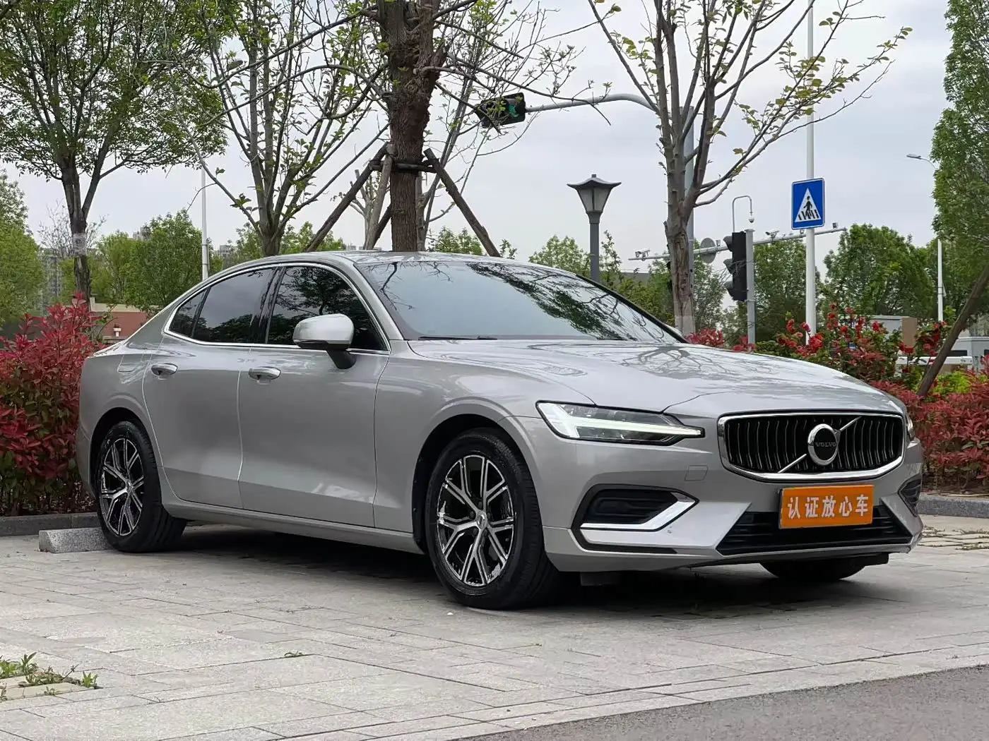 Volvo S60 2023 — Фото 3/9