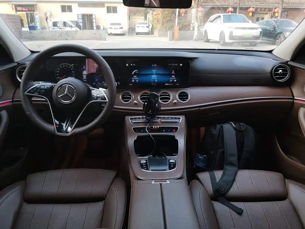 Mercedes-Benz E-Class 2022 — Photo 7/20