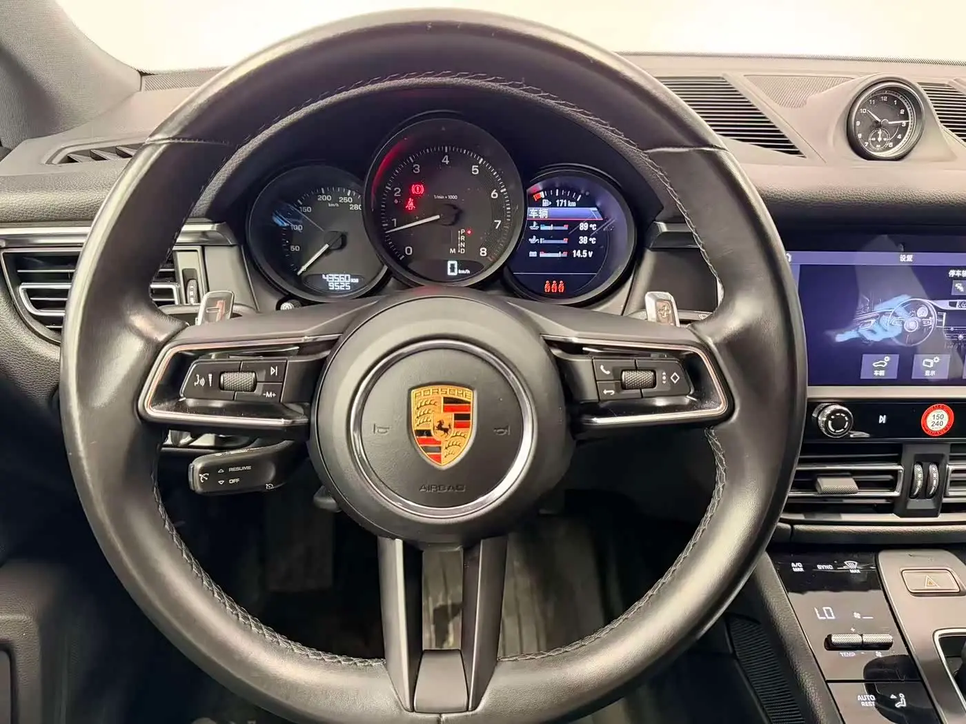 Porsche Macan 2023 — ფოტო 9/10