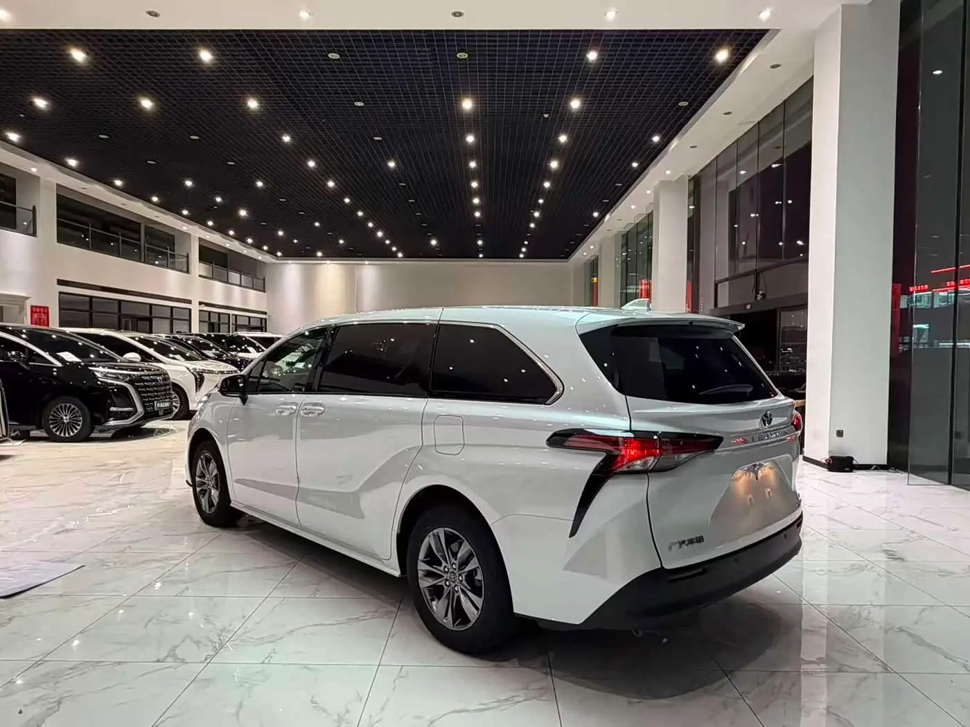 Toyota Sienna 2026 — Photo 13/15