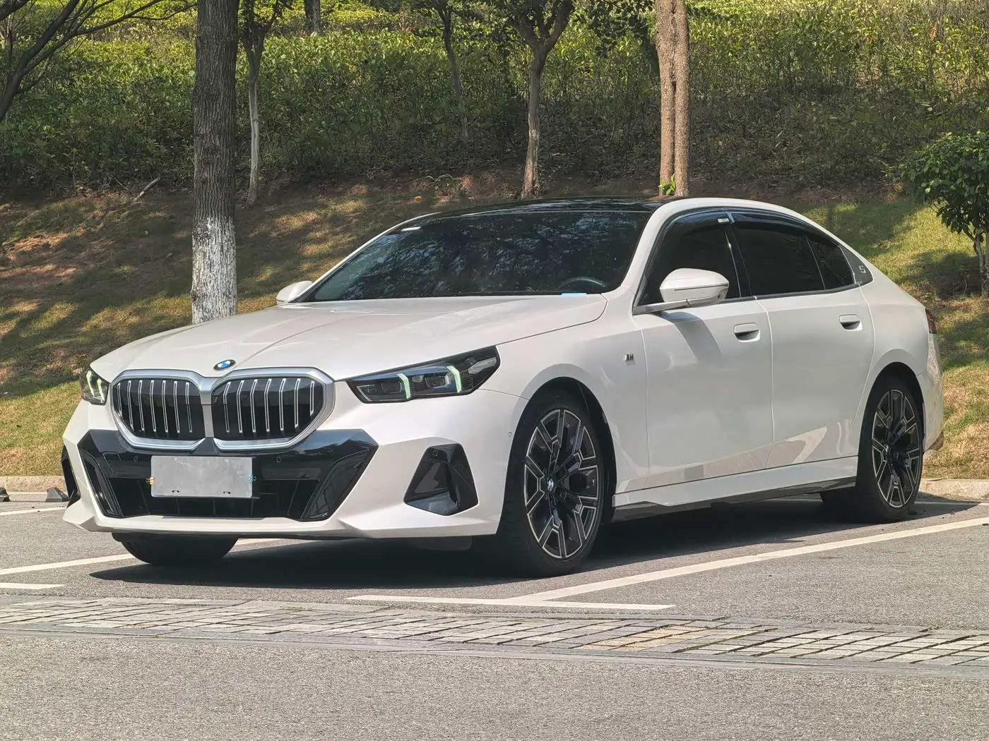 BMW 5 Series 2025 — Фото 1/17