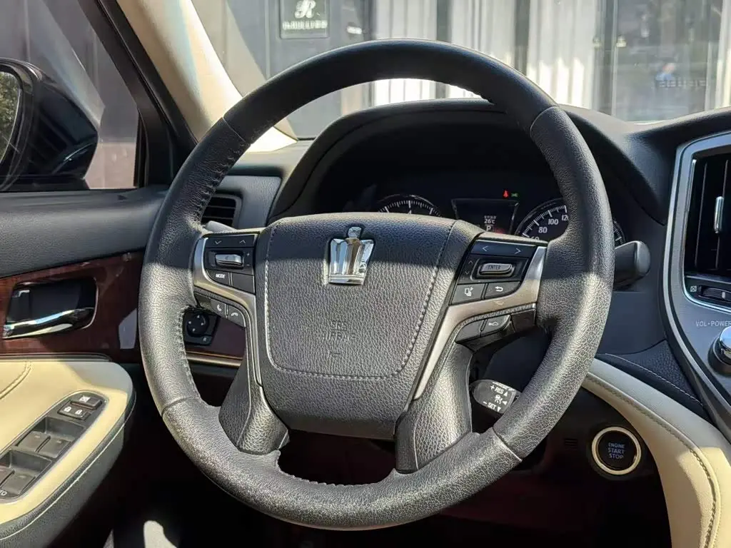Toyota Crown 2017 — Şəkil 15/20