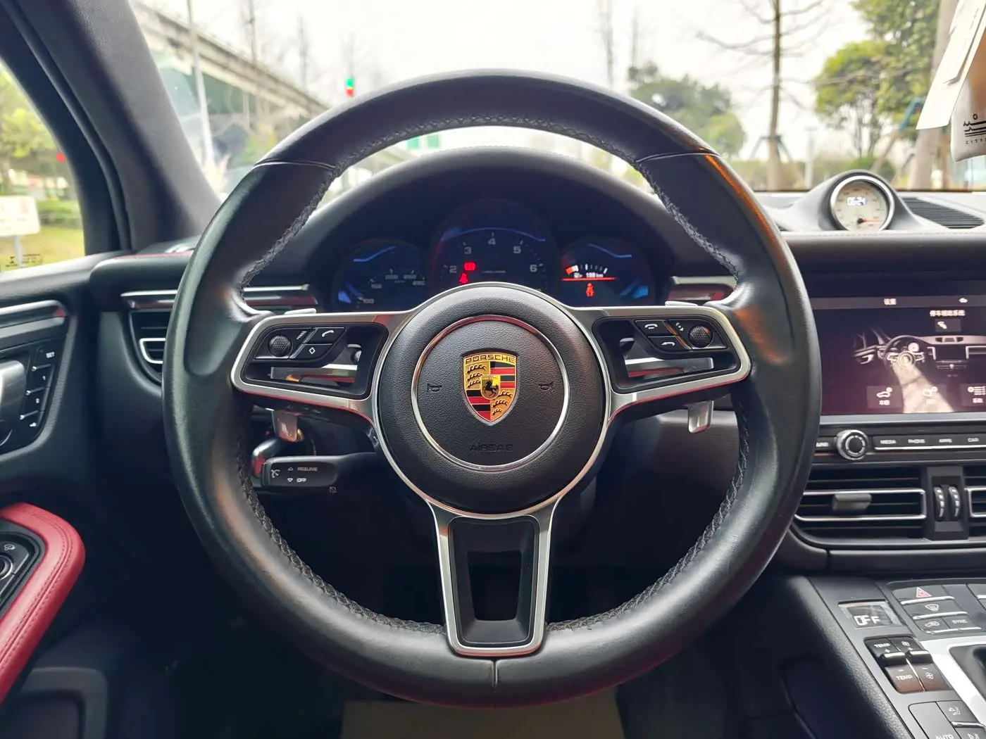 Porsche Macan 2021 — Фото 9/16