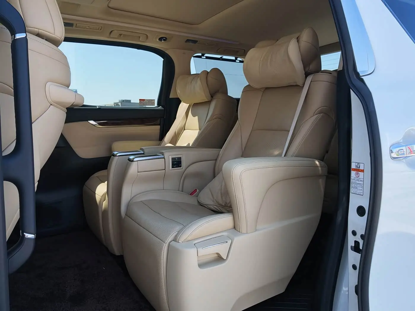 Toyota Alphard 2021 — Photo 8/10